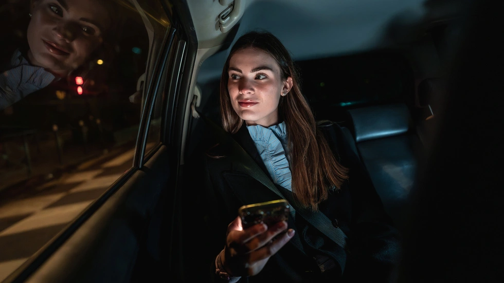 Frauen wissen beim Buchen über UBER, welcher Fahrer sie abholt Frauen wissen beim Buchen über UBER, welcher Fahrer sie abholt