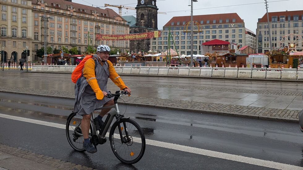 In Regenkleidung - und vorbildlich mit Helm! - ging es für den OB durch die Stadt.
