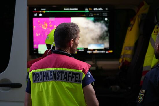 Auch die Drohnenstaffel ist im Einsatz.