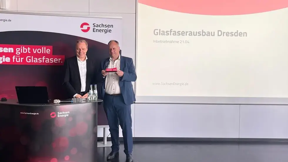 Am Dienstag haben Oberbürgermeister Dirk Hilbert und SachsenEnergie-
Vorstandsvorsitzender Frank Brinkmann das  Glasfasernetz feierlich in Betrieb genommen