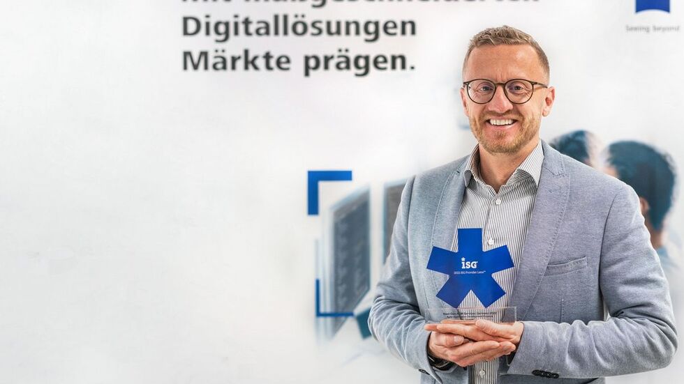 Der Chef von Zeiss Digital Innovation, Alfred Mönch mit dem Award, der mit der Auszeichnung verbunden ist.
Der Chef von Zeiss Digital Innovation, Alfred Mönch mit dem Award, der mit der Auszeichnung verbunden ist.