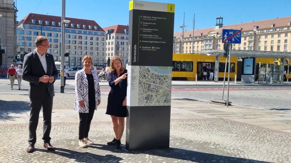 Sebastian Klink, der Vorstandsvorsitzender vom Tourismusverband Dresden, Corinne Miseer, Geschäftsführerin der Dresden Marketing und Tourismusbürgermeisterin Annekatrin Klepsch haben am Montag die erste Stehle eingeweiht