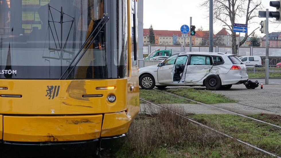 In dem VW Golf saß neben dem Fahrer (34) auch ein Kleinkind. Beide kamen zur ärztlichen Untersuchung in ein Krankenhaus. 