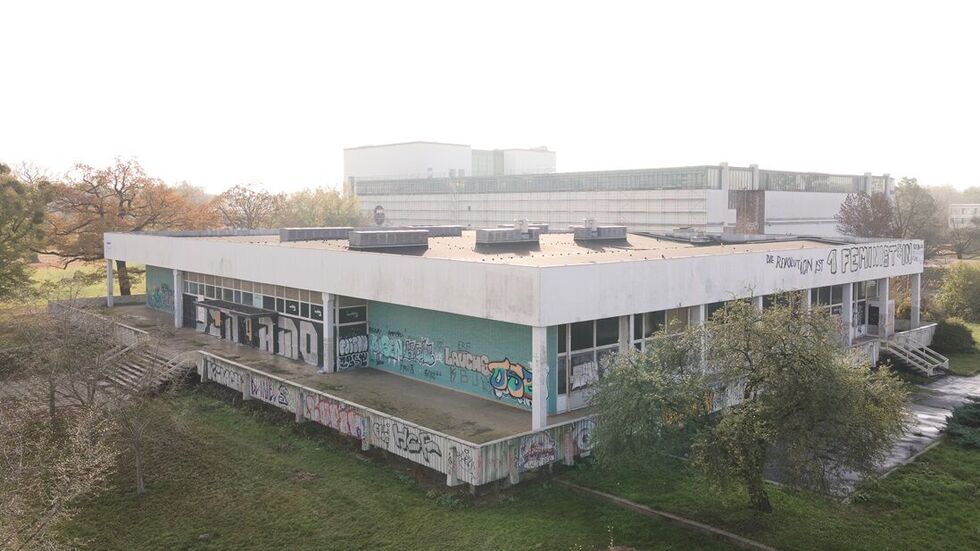 Nicht ganz dicht: Das Dach der Robotron-Kantine. Nicht ganz dicht: Das Dach der Robotron-Kantine.