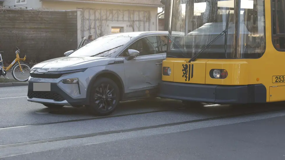 der Bahnverkehr der Linien 1 und 2 musste wegen des Unfalls zeitweise umgeleitet werden