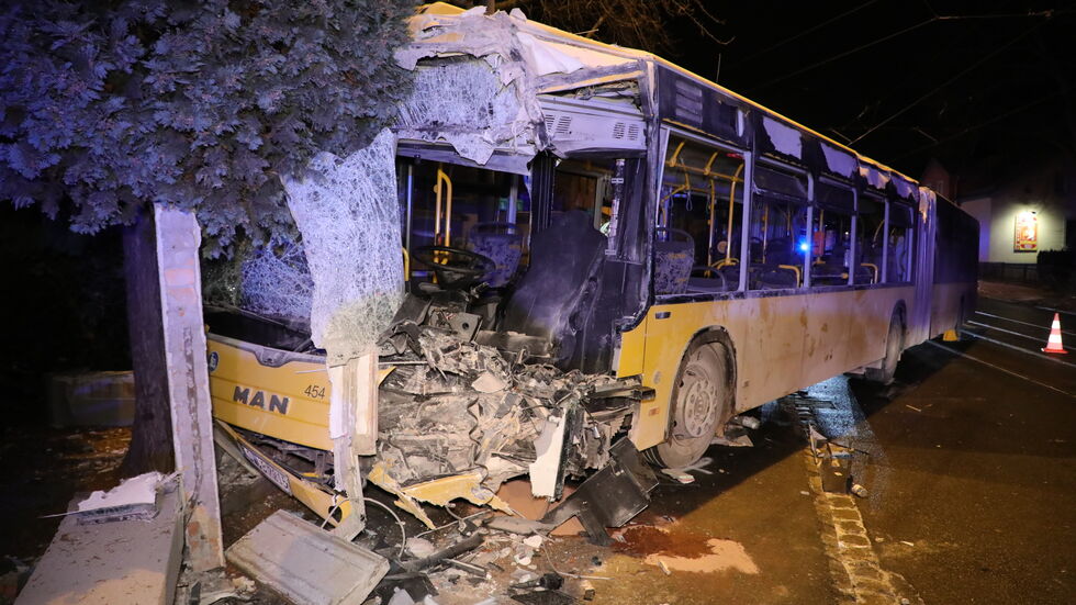 Der Bus der Linie EV 11 war in Bühlau gegen die Hauswand einer Bäckerei gekracht