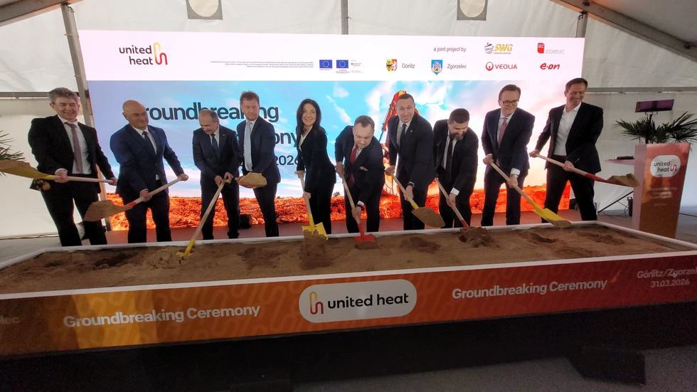 Feierlicher Spatenstich für "United Heat": Matthias Block (Vorstandsvorsitzender Stadtwerke Görlitz AG), Rafał Gronicz
(Bürgermeister Zgorzelec), Octavian Ursu (Oberbürgermeister Görlitz), Michael Kretschmer (Ministerpräsident Sachsen), Katherina
Reiche (Bundesministerin für Wirtschaft und Energie), Konrad Wojnarowski (Unterstaatssekretär des polnischen
Energieministeriums), Paweł Gancarz (Marschall der Woiwodschaft Niederschlesien), Adam Kampa (Geschäftsführer Szczecińska
Energetyka Cieplna Sp. z o.o.), Marten Bunnemann (CEO E.ON Energy Infrastructure Solutions), Martin Ridder (CEO des
Geschäftsbereichs Energie & Wasser von Veolia) (v.l.n.r.) geben gemeinsam den Startschuss für das grenzüberschreitende
Fernwärmeprojekt. Feierlicher Spatenstich für "United Heat": Matthias Block (Vorstandsvorsitzender Stadtwerke Görlitz AG), Rafał Gronicz
(Bürgermeister Zgorzelec), Octavian Ursu (Oberbürgermeister Görlitz), Michael Kretschmer (Ministerpräsident Sachsen), Katherina
Reiche (Bundesministerin für Wirtschaft und Energie), Konrad Wojnarowski (Unterstaatssekretär des polnischen
Energieministeriums), Paweł Gancarz (Marschall der Woiwodschaft Niederschlesien), Adam Kampa (Geschäftsführer Szczecińska
Energetyka Cieplna Sp. z o.o.), Marten Bunnemann (CEO E.ON Energy Infrastructure Solutions), Martin Ridder (CEO des
Geschäftsbereichs Energie & Wasser von Veolia) (v.l.n.r.) geben gemeinsam den Startschuss für das grenzüberschreitende
Fernwärmeprojekt.