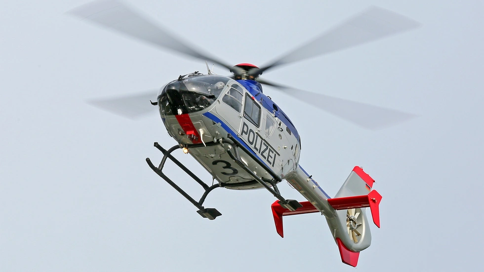 Ein Hubschrauber kreiste am Mittwochabend lange über dem Raum Tharandt und suchte nach einer Seniorin. (Symbolbild) 