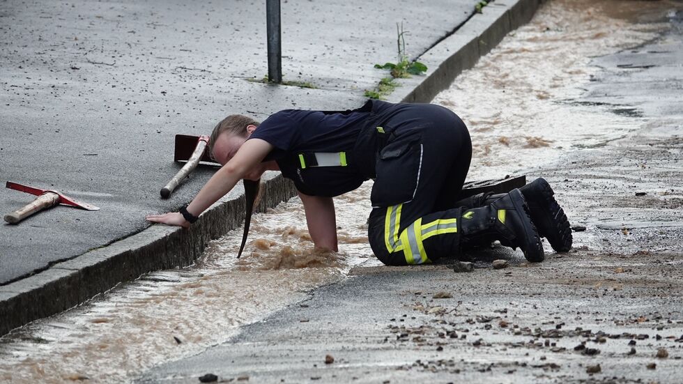 Voller Körpereinsatz: Die Feuerwehr hatte alle Hände voll zu tun. Voller Körpereinsatz: Die Feuerwehr hatte alle Hände voll zu tun.