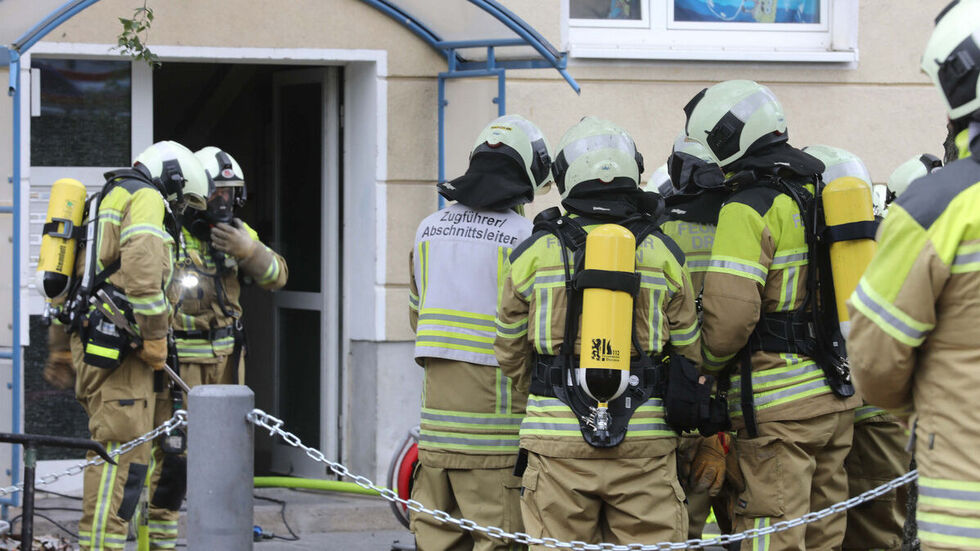 Bereits zum zweiten Mal binnen zwei Tagen mussten die Einsatzkräfte zu dem Mehrfamilienhaus anrücken. Bereits zum zweiten Mal binnen zwei Tagen mussten die Einsatzkräfte zu dem Mehrfamilienhaus anrücken.