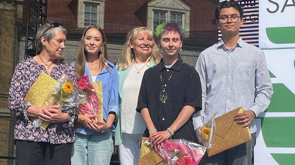 Helga Schmid, Evelin Müller (v.l.) sowie Noel Smolka und Tobias Dreyer (re.) wurden von Sozialministerin Köpping (Mitte) geehrt