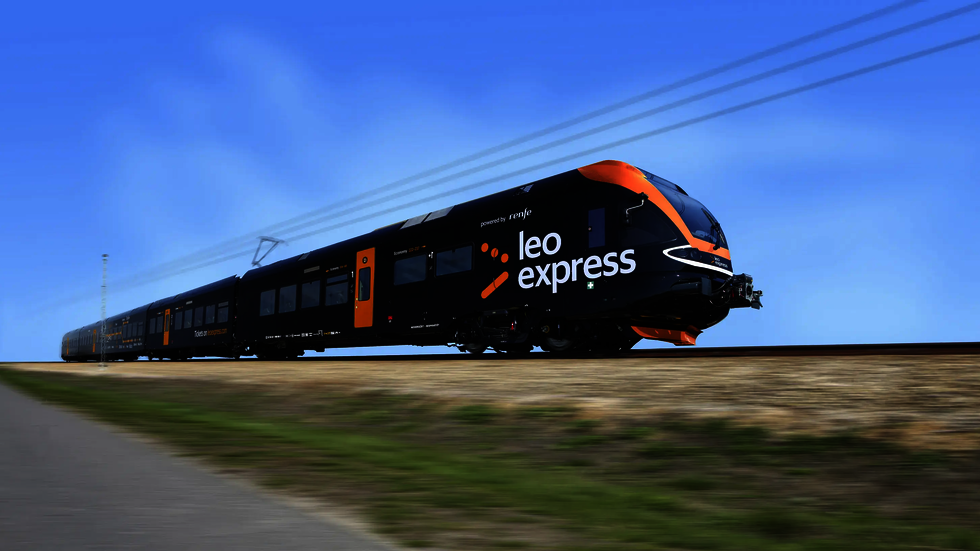 Ein Zug des Anbieters Leo Express auf einer Schiene.