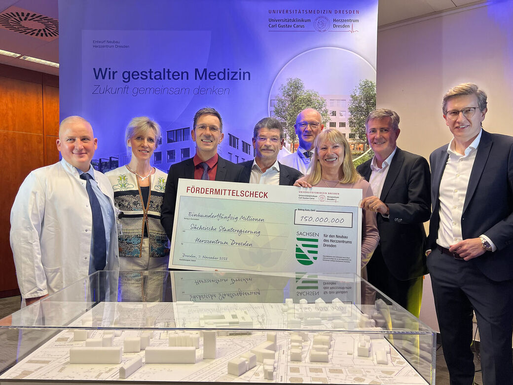 (von rechts: Oliver Wehner (Geschäftsführer des Herzzentrums Dresden), Thomas Lemke (Vorstandsvorsitzender der Sana Kliniken AG), Petra Köpping (Staatsministerin), Prof. Dr. Klaus Matschke (Direktor der Klinik für Herzchirurgie am Herzzentrum Dresden), Dr. Roland Bantle (Sana Clustergeschäftsführer Sachsen/Vogtland), Prof. Axel Linke (Ärztlicher Direktor am Herzzentrum Dresden), Kerstin Steiding (Pflegedirektorin am Herzzentrum Dresden) und Prof. Dr. Jens Faßl (Direktor des Instituts für Kardioanästhesiologie)