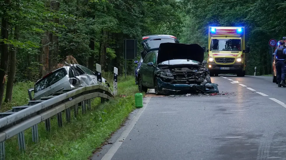 Nach dem Crash sind beide Fahrzeuge Schrott. Nach dem Crash sind beide Fahrzeuge Schrott.