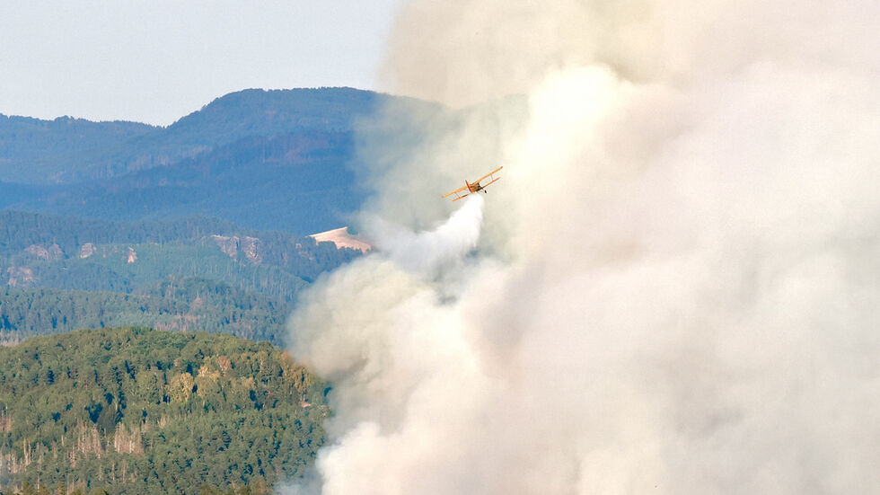 Die Feuerwehr setzt Hubschrauber und Löschflugzeug ein