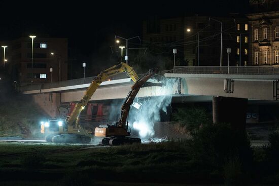 Die Zeit drängt: Die Brücke muss noch vor dem Hochwasser entfernt werden.
