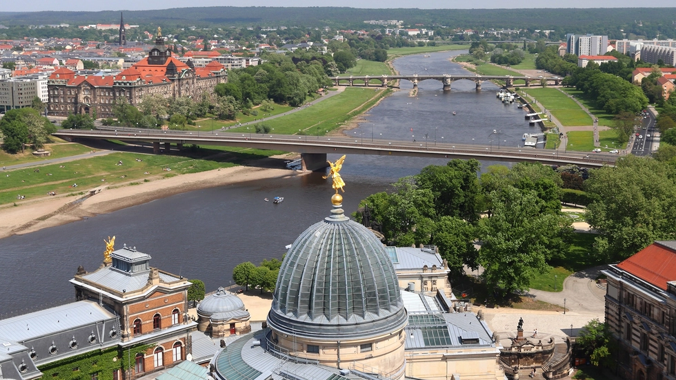 Die Carolabrücke zwischen der Dresdner Altstadt und der Neustadt ist eine wichtige und stark befahrene Verkehrsader in der Landeshauptstadt Die Carolabrücke zwischen der Dresdner Altstadt und der Neustadt ist eine wichtige und stark befahrene Verkehrsader in der Landeshauptstadt