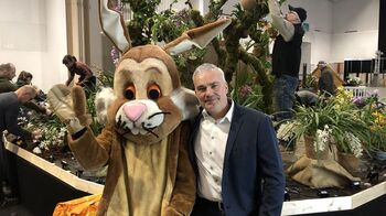 Messechef Markus Kluge und der Osterhase freuen sich auf die Messe
