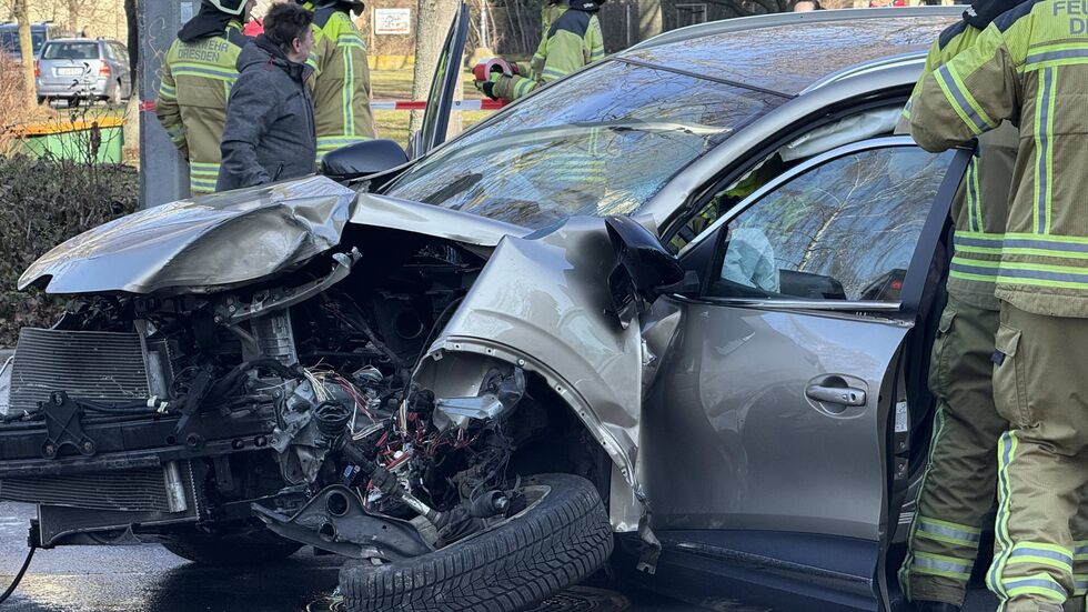 Der 78-jährige Autofahrer wurde mit schweren Verletzungen in ein Krankenhaus eingeliefert