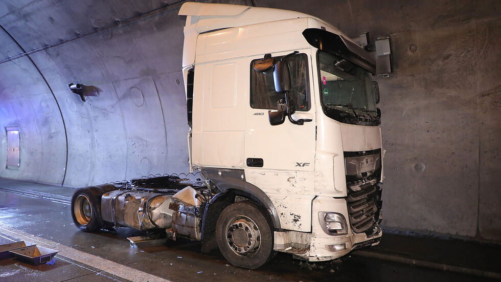 An der Einfahrt des Coschützer Tunnels schleuderte ein rumänischer Sattelzug gegen die Tunnelwand An der Einfahrt des Coschützer Tunnels schleuderte ein rumänischer Sattelzug gegen die Tunnelwand