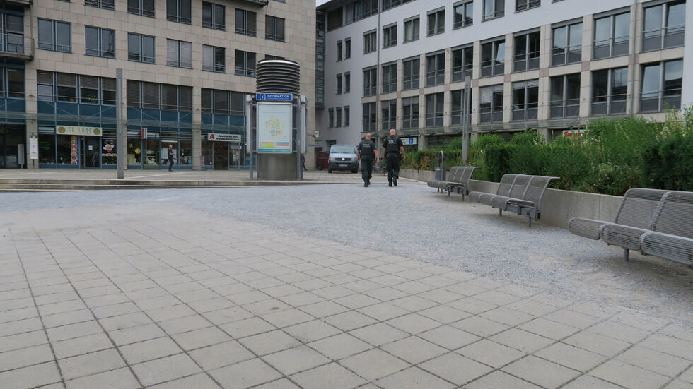 Der Zoll stand am Dienstag auch vor dem Arteum. (Foto: Neustadt-Ticker.de) Der Zoll stand am Dienstag auch vor dem Arteum. (Foto: Neustadt-Ticker.de)
