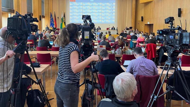 Das Medieninterresse an der Stadtratssitzung ist groß.