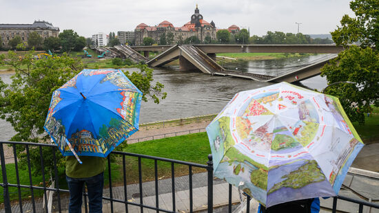 Auch an regenreichen Tagen lockt die Brücke Zuschauer an.