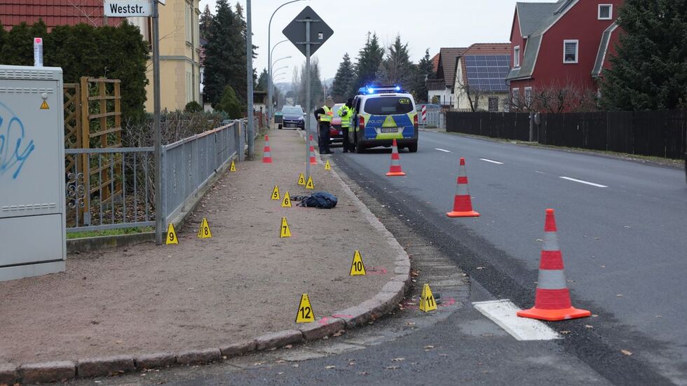 Auf der Weststraße erfasste das Auto die Fußgängerin.