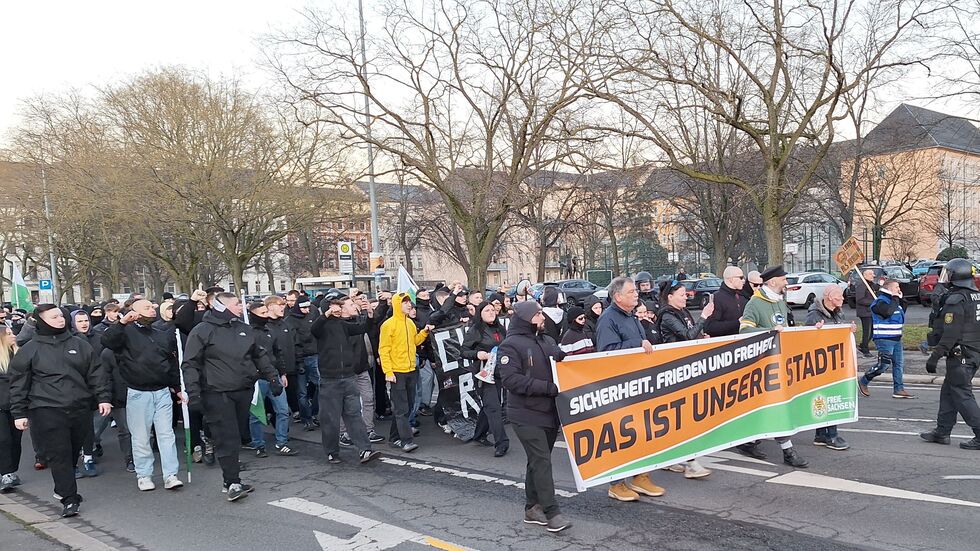 Am 18. Januar marschierten Mitglieder der Gruppe "Chemnitz Revolte" bei der Demo gegen die Eröffnung der Kulturhauptstadt mit. Am 18. Januar marschierten Mitglieder der Gruppe "Chemnitz Revolte" bei der Demo gegen die Eröffnung der Kulturhauptstadt mit.