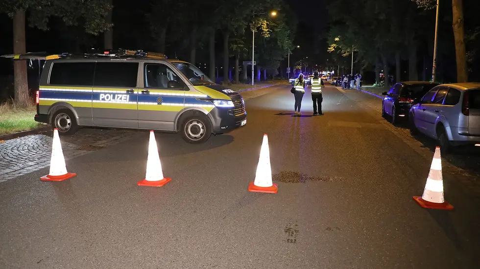 Der Jugendliche überquerte am Freitag Abend die Straße und schaute dabei auf sein Handy, so die Polizei Der Jugendliche überquerte am Freitag Abend die Straße und schaute dabei auf sein Handy, so die Polizei