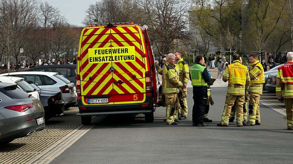 Die Feuerwehr war mit einem Großaufgebot vor Ort Die Feuerwehr war mit einem Großaufgebot vor Ort