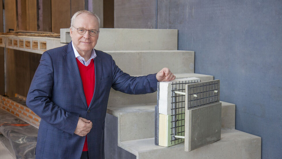 Bauherr und Entwickler des Carbonbetons, Manfred Curbach, mit einer Beispielwand aus Cabonbeton.