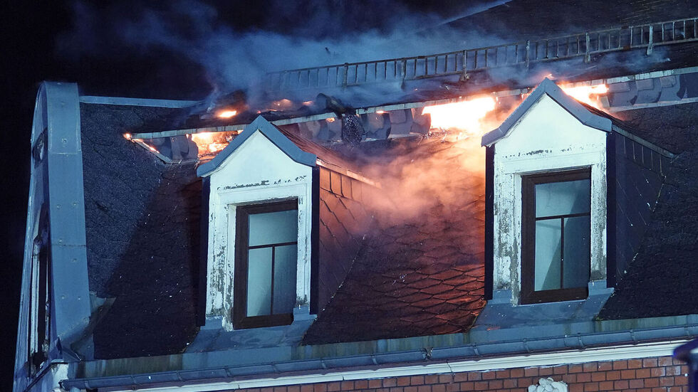 Gegen 23 Uhr rückte die Feuerwehr zu dem brennenden Gebäude am Markt in Siebenlehn aus