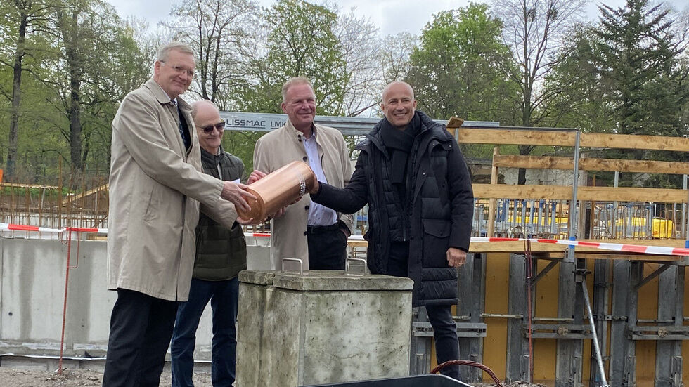Erster Bürgermeister der Stadt Dresden Detlef Sittl, Vorstand der Zoo-Freunde Dresden Ralf Leidel, Zoodirektor Karl-Heinz Ukena und Architekt Jens Krauße (v.l.n.r) bei der Grundsteinlegung am Orang-Utan-Haus Erster Bürgermeister der Stadt Dresden Detlef Sittl, Vorstand der Zoo-Freunde Dresden Ralf Leidel, Zoodirektor Karl-Heinz Ukena und Architekt Jens Krauße (v.l.n.r) bei der Grundsteinlegung am Orang-Utan-Haus