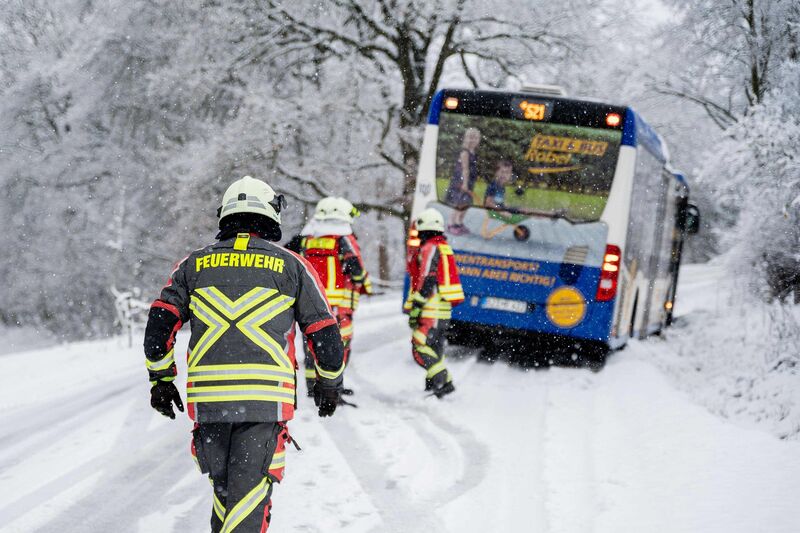 Der Bus kam bei Pulsnitz von der Straße ab