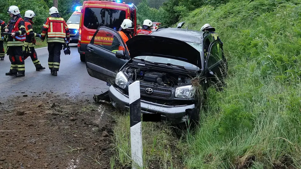 Der Fahrer kam verletzt ins Krankenhaus - am Auto entstand Totalschaden Der Fahrer kam verletzt ins Krankenhaus - am Auto entstand Totalschaden