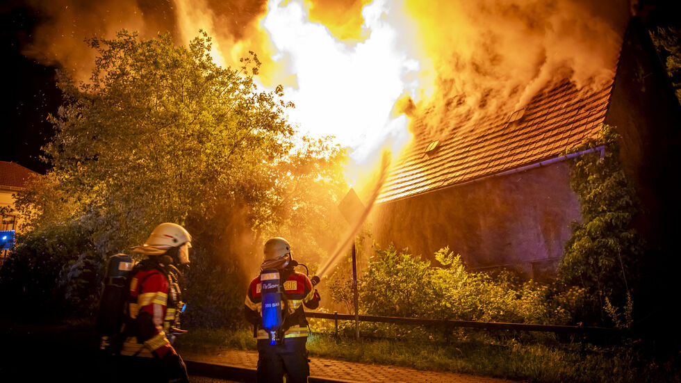 Die Einsatzkräfte bei den Löscharbeiten. Die Einsatzkräfte bei den Löscharbeiten.