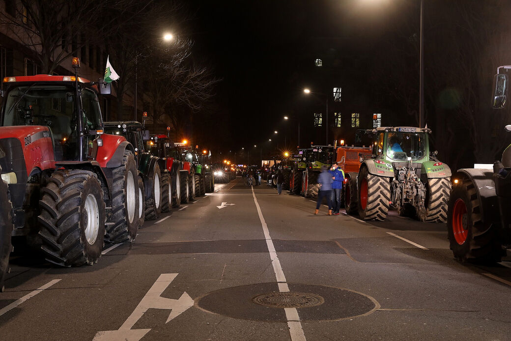 Vor der Staatskanzlei stehen dutzende Landmaschinen (Foto: Tino Plunert)