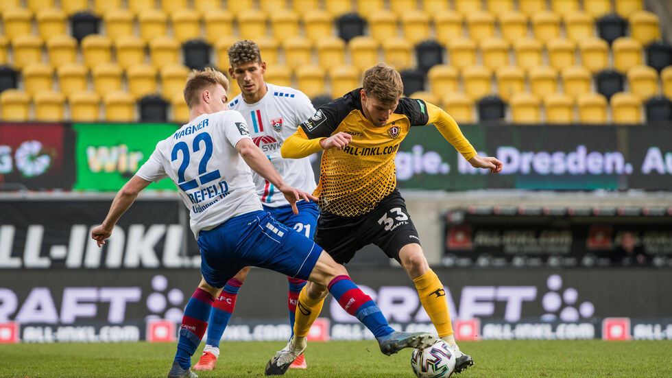 Stürmer Christoph Daferner im Zweikampf mit Uerdingen-Spieler Fridolin Wagner
