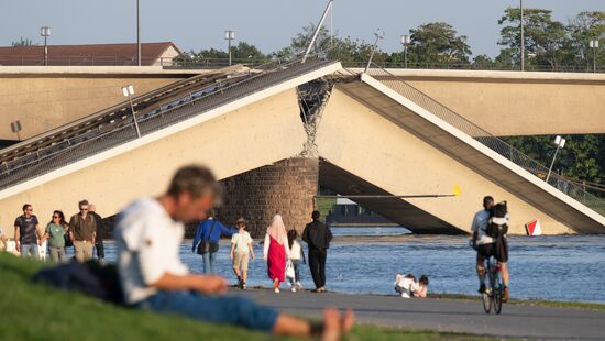 Das Wasser in der Elbe sinkt - hier mit Blick auf die Carolabrücke.