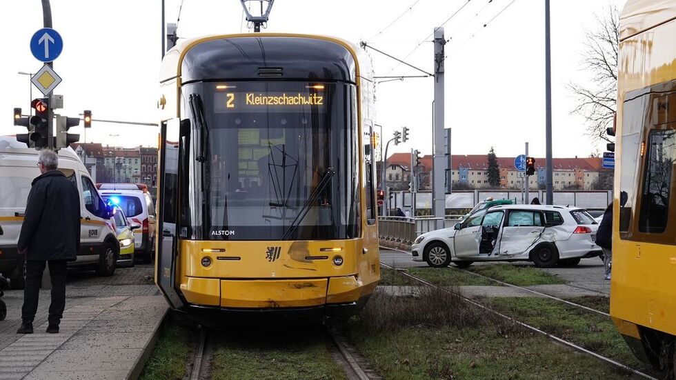Die Straßenbahn der Linie 2 kollidierte mit dem VW Golf.