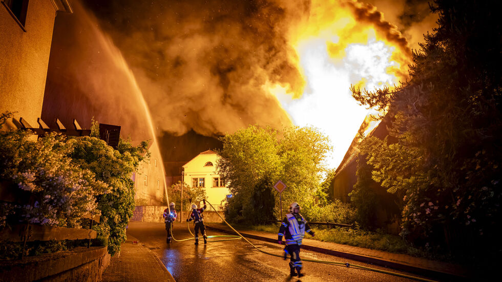 Stundenlang kämpften die Einsatzkräfte gegen die Flammen. Stundenlang kämpften die Einsatzkräfte gegen die Flammen.