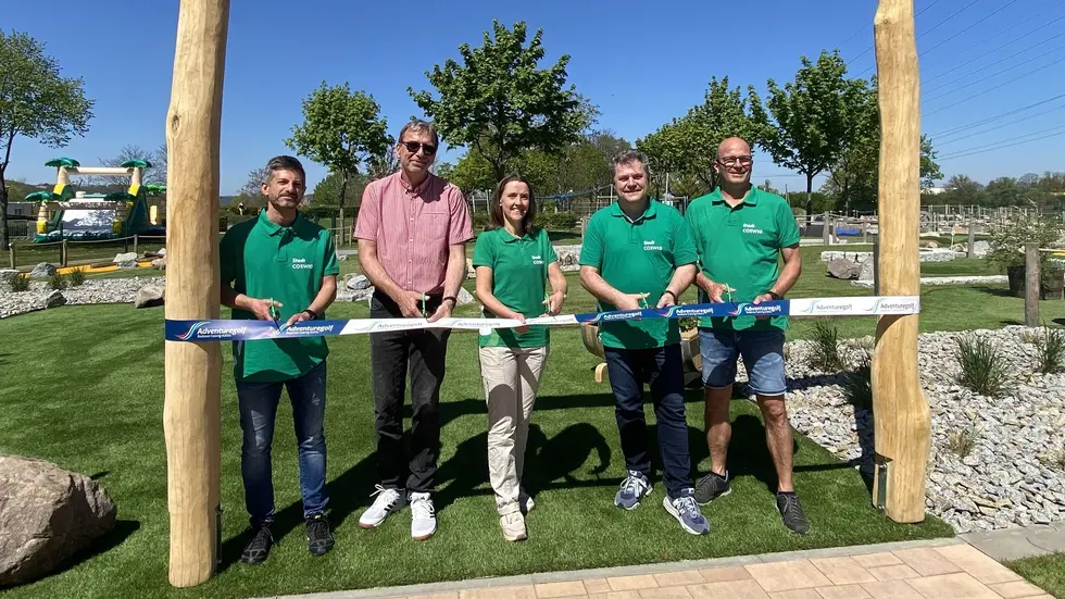 v. l.: Falk Kappis (Tiefbauamt), Torsten Meyer (Geschäftsführer Technische Werke), Friederike Trommer (Bürgermeisterin), Thomas Schubert (Oberbürgermeister) sowie Torsten Schröder (Stadtmarketing).