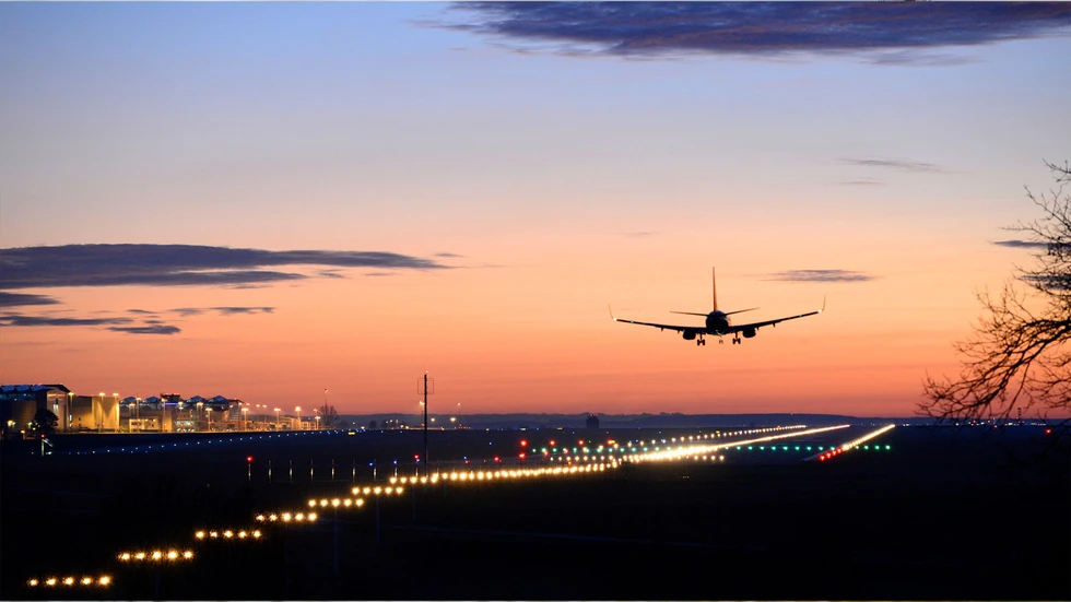 Flugzeug im Landeanflug. Symbolbild