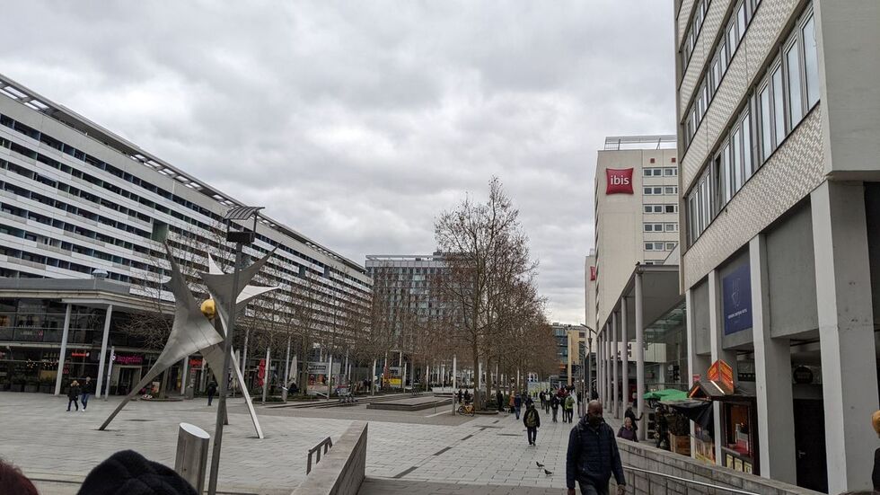 Soll bald gemütlicher werden: Auf der Prager Straße gibt es künftig mehr Bänke. Soll bald gemütlicher werden: Auf der Prager Straße gibt es künftig mehr Bänke.