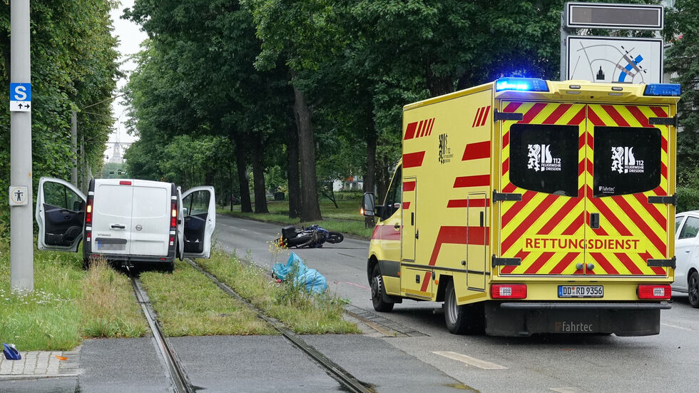 Beim Eintreffen der Rettungskräfte stand der Transporter im Gleisbereich.