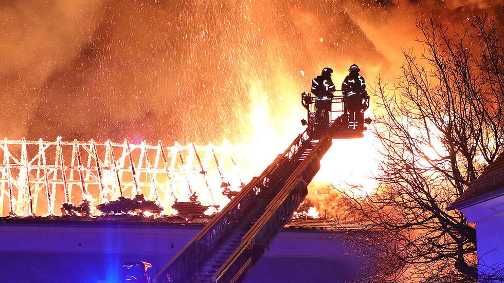 Mit mehreren Strahlrohren und einem Großaufgebot ist die Feuerwehr im Löscheinsatz Mit mehreren Strahlrohren und einem Großaufgebot ist die Feuerwehr im Löscheinsatz