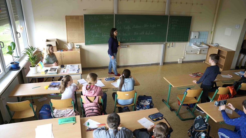 Ukrainische Schüler verfolgen aufmerksam de Unterricht in Dresdens erster ukrainischen Schule.