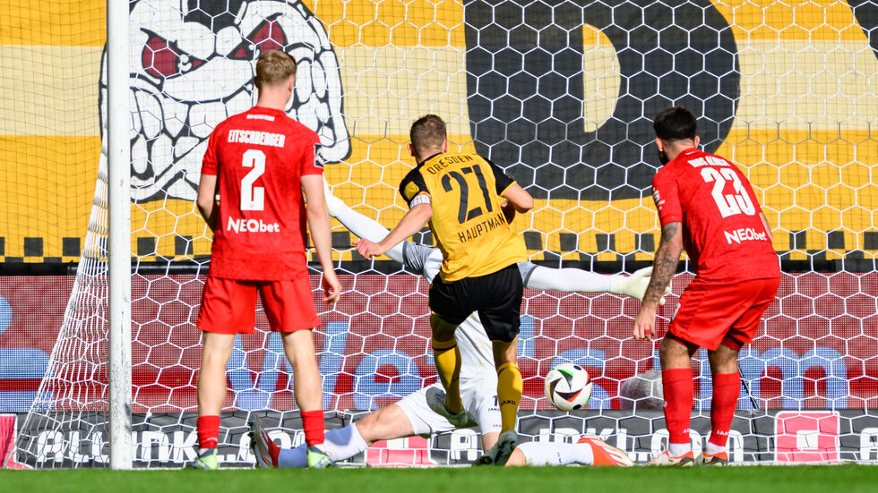 SG Dynamo Dresden - Rot-Weiss Essen, 10. Spieltag, Rudolf-Harbig-Stadion, Dynamos Niklas Hauptmann (M) erzielt das Tor zum 1:1
