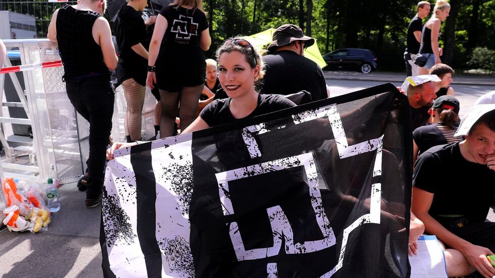 Bereits am Morgen campierten die ersten Fans vor dem Stadion. Sie wollen beim Rammstein-Konzert in Dresden in der ersten Reihe stehen. (Foto: T. Plunert) Bereits am Morgen campierten die ersten Fans vor dem Stadion. Sie wollen beim Rammstein-Konzert in Dresden in der ersten Reihe stehen. (Foto: T. Plunert)